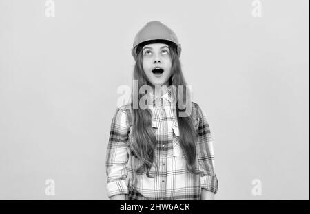 guardate qui. sviluppo di infanzia. felice giorno di lavoro. carriera futura. ragazza teen nel casco. Foto Stock