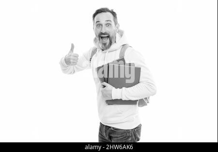 uomo felice maturo portare zaino e notebook. ragazzo sorridente di ritorno a scuola isolato su bianco Foto Stock