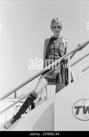 Twiggy, (vero nome Leslie Hornby) modello inglese, visto in un Hippie outfit di ingranaggio lasciando Londra Heathrow aeroporto su TWA per New York, America raffigurato in altre cornici con il suo ragazzo e modello Justin de Villeneuve.Vedi anche X7903 set di immagini di Twiggy modeling prima dello stesso giorno, nello stesso vestito. Twiggy ha detto del suo vestito Hippie, 'lo amo! Ho un cappello Hippie, è paglia con papaveri sul lato. Ma non ho potuto portarlo oggi perché non va con questo vestito. Quello mostra che non sono un Hippie reale non è? Se fossi, lo indosserei comunque non lo indosserei? ' Continua a dire 'ho sottile Foto Stock