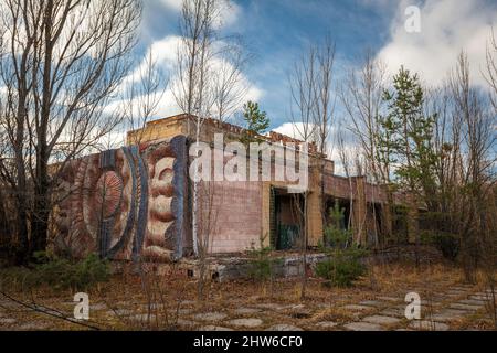 Chernobyl, Ucraina - Novembre 2016. Cinema Prometheus a Pripyat, abbandonato tra gli alberi Foto Stock