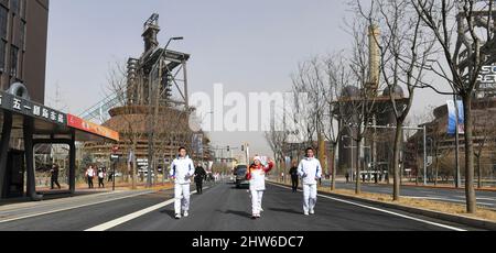 Pechino, Cina. 4th Mar 2022. Torchbearer an Zhongyan (C) partecipa al relè della torcia Paralimpica invernale di Pechino 2022 a Shougang Park a Pechino, capitale della Cina, 4 marzo 2022. Credit: Xia Yifang/Xinhua/Alamy Live News Foto Stock