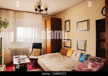 Interno di una vecchia stanza, aspetto ordinario di una casa dai Balcani degli anni '80. Foto Stock