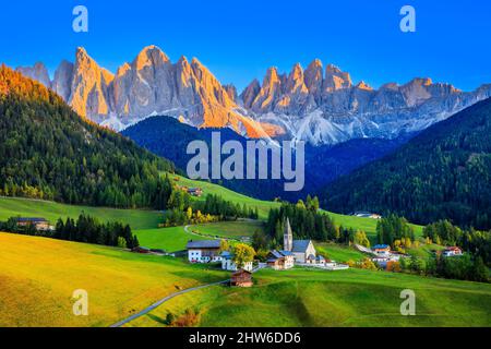 Val di Funes, Dolomiti, Italia. Villaggio di Santa Maddalena di fronte al gruppo montuoso Odle (Geisler). Foto Stock