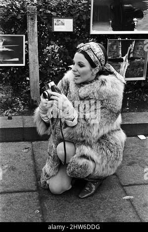 Joan Collins sul set del suo nuovo film 'Subterfuge'. 4th febbraio 1968. Foto Stock