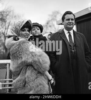 Joan Collins sul set del suo nuovo film 'Subterfuge' in Regents Park con sua figlia Tara Newley e Trevor Wallace, produttore esecutivo del film. Le riprese sono state interrotte per il giorno in cui una delle telecamere è stata danneggiata dopo la caduta. 16th gennaio 1968. Foto Stock