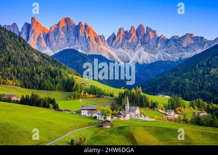 Val di Funes, Italia. Villaggio di Santa Maddalena di fronte al gruppo montuoso Odle (Geisler) delle Dolomiti. Foto Stock