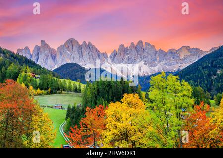 Val di Funes, Dolomiti, Italia. Villaggio di Santa Maddalena di fronte al gruppo montuoso Odle (Geisler). Foto Stock