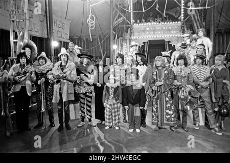 Lo speciale TV Rolling Stones Rock 'n' Roll Circus, Intertel Studios, Stonebridge Park, 11 dicembre 1968. L-R: Keith Moon, Pete Townsend, John Lennon & Yoko Ono, Keith Richards, Charlie Watts, Mick Jagger, Brian Jones, Bill Wyman e Eric Clapton Foto Stock