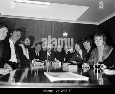 Photocall & news conferenza stampa per annunciare la fusione della Robert Stigwood Organizzazione, che agisce come manager personali per il Bee Gees & Cream, e che è quello di amalgamate con ALS Management Limited (che serve gli interessi di circa 40 scrittori, direttori, produttori compositori film tecnici ... ecc). Il Consiglio di Amministrazione attuale (ALS Management) comprende Frankie Howerd, Ray Galton e Alan Simpson. Raffigurato intorno alla sala riunioni (l a r) Alan Simpson, Ray Galton, David Shaw, Frankie Howerd Robert Stigwood, Beryl Vertua, Barry Gib, Maurice Gib, Robin Gibb, Vince Melouney e col Foto Stock