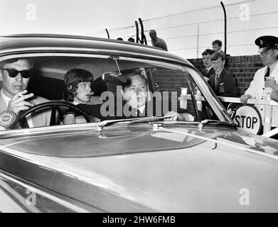 Mick Jagger dei Rolling Stones lascia la prigione di brixton guidando lungo la strada privata Jebb Avenue in un Rolls Bentley seguendo il processo di droga del gruppo contro di lui e KeithRichards. 30th giugno 1967. Foto Stock