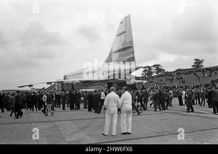 Concorde 002, il secondo assemblato britannico dei velivoli supersonici anglo-francesi, è stato lanciato dalla linea di assemblaggio britannica della società di aerei a Filton, Gloucestershire, oggi. 002 e il francese assemblato 001 sono gemelli identici. Anche se assemblate diverse centinaia di miglia in due paesi ciascuno contiene esattamente le stesse parti costruite francese e britannico. 12th settembre 1968. Foto Stock