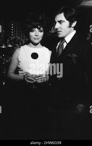 Ricevimento di nozze del regista polacco Roman Polanski e della sua sposa, l'attrice americana Sharon Tate, tenuto presso il London Playboy Club dopo il loro matrimonio presso il Chelsea Register Office. Foto mostra: L'attrice Joan Collins con suo marito Anthony Newley alla reception. 20th gennaio 1968. Foto Stock