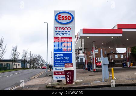 Brighton, Regno Unito. 4th Mar 2022. I prezzi del carburante continuano ad aumentare con il diesel che supera i £1,60 presso un distributore di benzina esso a Woodingdean, Brighton UK: Credit Simon Dack/Alamy Live News Foto Stock