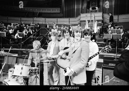 The Bee Gees il cui primo tour nel Regno Unito apre alla Royal Albert Hall, Londra, 27th marzo 1968. Saranno accompagnati da un'orchestra sinfonica di 67 pezzi, un coro hugh e la RAF Appprendisti Marching Band. Foto Stock