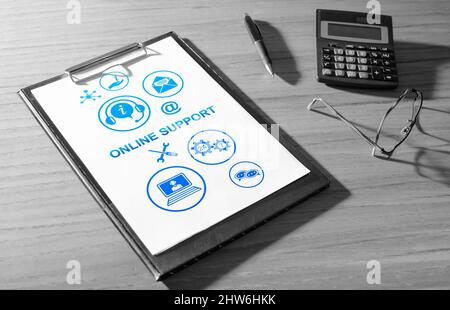 Concetto di supporto online su una clipboard con una calcolatrice Foto Stock