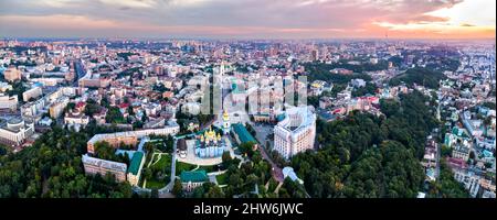 Panorama aereo della vecchia Kiev in Ucraina Foto Stock