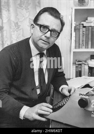 Jack Brooks, Baron Brooks di Tremorfa (1979), il nuovo presidente del partito laburista di Cardiff, raffigurato in casa a Janet Street, Splott, Cardiff, Galles, 12th marzo 1968. Foto Stock