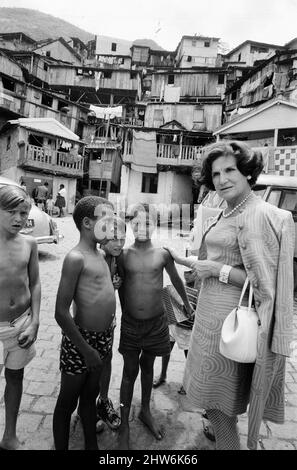 Rio de Janeiro, Brasile, 24th ottobre 1968. La nostra foto mostra ... Aliki Diplarakou, Lady Russell, moglie dell'ambasciatore britannico Sir John Wriothesley Russell, in visita ai bambini che vivono in una Favela, un'area di alloggiamento del ramshackle, vicino alla residenza degli Ambasciatori, alla quale la regina rimarrà durante il suo tour il mese prossimo. Lady Russell sta costruendo un creche sul bordo della sede dell'Ambasciata per prendersi cura dei bambini, in modo che le loro madri possano andare al lavoro. Foto Stock