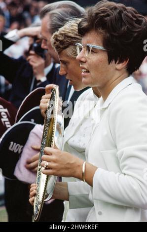 Billie Jean King ha difeso con successo il suo titolo, sconfiggendo Ann Jones in finale, 6?3, 6?4 per vincere il titolo di tennis Ladies' Singles al Wimbledon Championships 1967(Picture) Billie Jean King con la cana Venus Rosewwater. 7th luglio 1967 Foto Stock