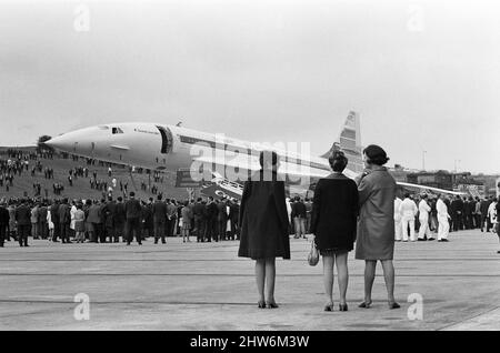 Concorde 002, il secondo assemblato britannico dei velivoli supersonici anglo-francesi, è stato lanciato dalla linea di assemblaggio britannica della società di aerei a Filton, Gloucestershire, oggi. 002 e il francese assemblato 001 sono gemelli identici. Anche se assemblate diverse centinaia di miglia in due paesi ciascuno contiene esattamente le stesse parti costruite francese e britannico. 12th settembre 1968. Foto Stock