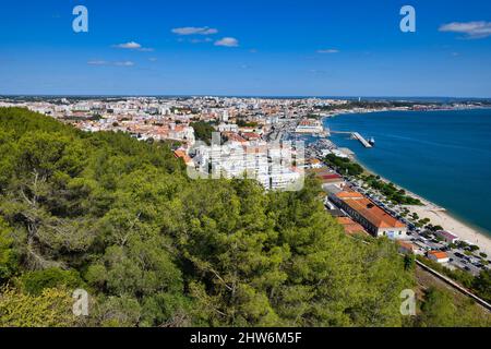 Setubal visto dal castello di Sao Filipe, Setubal, Costa di Lisbona, Portogallo Foto Stock