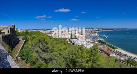 Setubal visto dal castello di Sao Filipe, Setubal, Costa di Lisbona, Portogallo Foto Stock