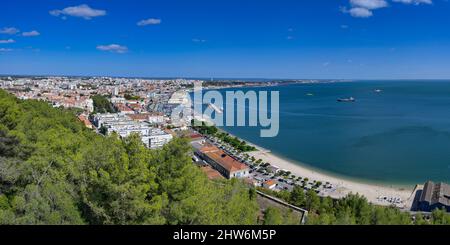 Setubal visto dal castello di Sao Filipe, Setubal, Costa di Lisbona, Portogallo Foto Stock