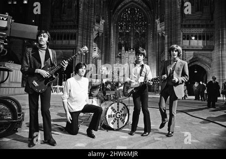 I Bee Gees si esibiscono presso la cattedrale anglicana di Liverpool. I Bee Gees sono i fratelli Maurice, Barry e Robin Gib, Colin Peterson e vince Malouney. 14th dicembre 1967. Foto Stock