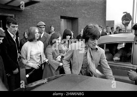 Mick Jagger (il resto dei Rolling Stones, meno Bill Wyman, fuori dal tiro) arriva a Londra Heathrow da Atene. 18 aprile 1967 Foto Stock