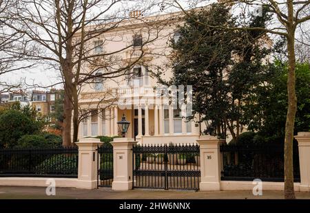 Londra, UK 4 Mar 2022 Roman Abramovich's 15 camera da letto Casa a Kensington che ha acquistato per £90 milioni nel 2009. Questo è uno dei molti beni che il Billionaire probabilmente sarà vendere. Ha già dichiarato di vendere il Chelsea Football Club. Roman Abramovich sta vendendo fuori il suo portafoglio di proprietà di Londra di £200m in pochi giorni per evitare di avere i suoi beni congelati nel caso in cui è sanzionato dalla Gran Bretagna, è stato segnalato ieri notte. Credit: Mark Thomas/Alamy Live News Foto Stock