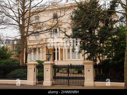 Londra, UK 4 Mar 2022 Roman Abramovich's 15 camera da letto Casa a Kensington che ha acquistato per £90 milioni nel 2009. Questo è uno dei molti beni che il Billionaire probabilmente sarà vendere. Ha già dichiarato di vendere il Chelsea Football Club. Roman Abramovich sta vendendo fuori il suo portafoglio di proprietà di Londra di £200m in pochi giorni per evitare di avere i suoi beni congelati nel caso in cui è sanzionato dalla Gran Bretagna, è stato segnalato ieri notte. Credit: Mark Thomas/Alamy Live News Foto Stock