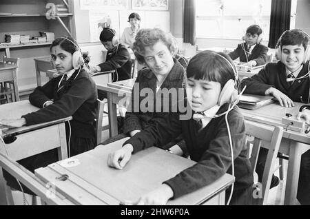 Scuole in Classe di Lingua al Pestalozzi Village for Children a Sedlescombe, East Sussex, 22nd maggio 1967. La comunità prende il nome dall'educatore svizzero del XVIII secolo, Johann Heinrich Pestalozzi, che ha dedicato la sua vita alla chiusura delle divisioni nella società attraverso l'educazione dell'intera persona - il suo capo, il suo cuore e le sue mani. Foto Stock