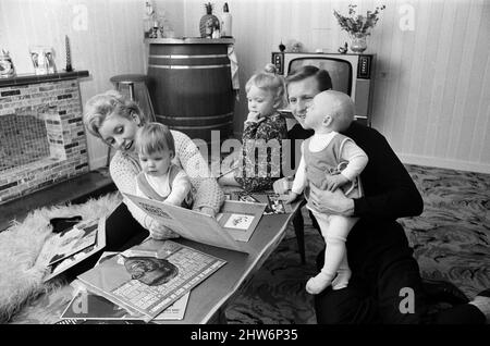 Billy McNeill, metà del centro celtico e capitano, 24 anni, raffigurato nella sua casa a Cathcart, Glasgow con sua moglie Elizabeth, due gemelli di due anni Carol e Susan e Elisabetta di tre anni. Aprile 1967. Foto Stock