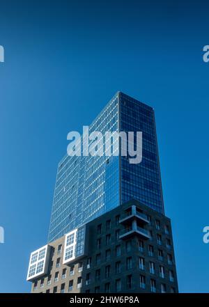 Le torri gemelle Isozaki Atea progettate dall'architetto giapponese Arata Isozaki a Bilbao, Spagna Foto Stock