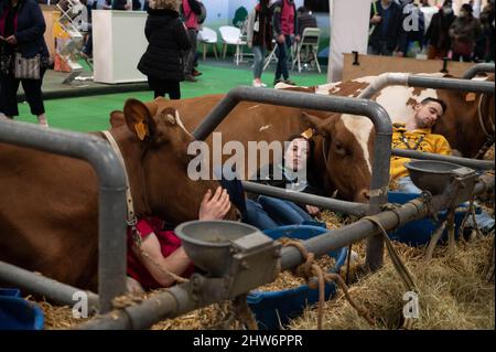 Parigi, Francia. 04th Mar 2022. Illustrazione della Fiera Internazionale dell'Agricoltura del 58th (Salon de l'Agriculture) al centro fieristico Porte de Versailles di Parigi, il 4 marzo 2022. Photo by Quentin Veuillet/ABACAPRESS.COM Credit: Abaca Press/Alamy Live News Foto Stock