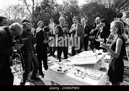 Hayley Mills festeggia il suo 21st compleanno a casa dei suoi genitori a Richmond Hill, Surrey. Hayley si pone per i fotografi, tra cui padre John Mills. 18th aprile 1967. Foto Stock