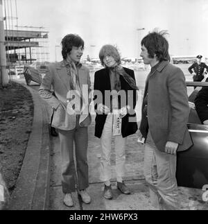 Rolling Stones: Mick Jagger, Brian Jones e Charlie Watts arrivano a Londra Heathrow da Atene. 18 aprile 1967 Foto Stock