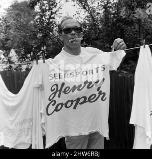 Il nuovo campione europeo di boxe pesi massimi, Henry Cooper, si rilassa nella sua casa di Wembley. La mattina dopo la notte della lotta dove ha vinto il titolo dalla Germania Karl Mildenberger. Nella foto, appendere alcune delle sue camicie sudoripare sulla linea di lavaggio. 19th settembre 1968. Il nuovo campione europeo di boxe pesi massimi, Henry Cooper, si rilassa nella sua casa di Wembley. La mattina dopo la notte della lotta dove ha vinto il titolo dalla Germania Karl Mildenberger. Nella foto, appendere alcune delle sue camicie sudoripare sulla linea di lavaggio. 19th settembre 1968. Foto Stock