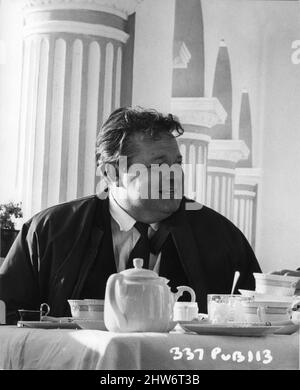 ORSON WELLES sul candid del set durante le riprese del TRAGHETTO PER HONG KONG 1959 regista LEWIS GILBERT romanzo Max Catto George Maynard Productions / Pinewood Films / The Rank Organization Foto Stock