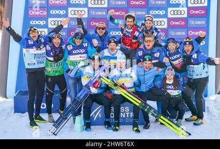 Drammen 20220303.Richard Jouve (davanti a sinistra) dalla Francia fa il tifo con la squadra dopo la sua vittoria nella finale di sci di fondo durante la Coppa del mondo a Drammen Norvegia. Foto: Lise Aaserud / NTB Foto Stock