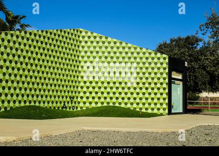 La Nucia, Alicante, Spagna- 28 novembre 2021: Estensione amministrativa dell'edificio bello Horizonte, costruito dallo studio architettonico del Crystalzoo Foto Stock