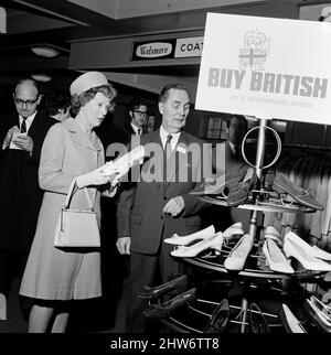 Il più grande gruppo di grandi magazzini del paese, Debenhams Ltd, che controlla 120 negozi in tutto il paese, ha avviato una campagna 'Back Britain' e 'Buy British' per aiutare nell'attuale crisi finanziaria. Mary Wilson, moglie del primo Ministro, ha aperto la campagna a Swan ed Edgar. Visitò il negozio dall'alto verso il basso, comprando un paio di scarpe in pelle bianca con un arco di seta con filo. È stata portata in giro dal presidente della Debenhams Ltd, John Bedford. 1st febbraio 1968. Foto Stock