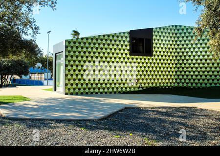 La Nucia, Alicante, Spagna- 28 novembre 2021: Estensione amministrativa dell'edificio bello Horizonte, costruito dallo studio architettonico del Crystalzoo Foto Stock