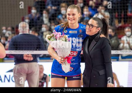 Novara, Italia. 03rd Mar 2022. Nika Daalderop (Igor Gorgonzola Novara) MVP della partita durante Igor Gorgonzola Novara vs Prosecco Doc Imoco Volley Conegliano, Pallavolo Serie Italiana A1 Donne Match a Novara, Italia, Marzo 03 2022 Credit: Independent Photo Agency/Alamy Live News Foto Stock