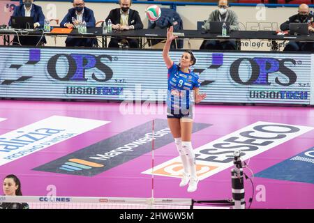Novara, Italia. 03rd Mar 2022. Servizio di Caterina Bosetti (Igor Gorgonzola Novara) durante Igor Gorgonzola Novara vs Prosecco Doc Imoco Volley Conegliano, Pallavolo Serie Italiana A1 Donne Match a Novara, Italia, Marzo 03 2022 Credit: Independent Photo Agency/Alamy Live News Foto Stock