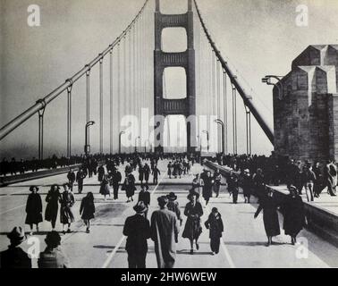 Il 27 maggio 1937 è stato designato giorno pedonale e migliaia di persone hanno goduto di uso esclusivo del ponte il giorno prima che fosse aperto al traffico di veicoli dal Golden Gate Bridge; Rapporto del Chief Engineer al Consiglio di Amministrazione del Golden Gate Bridge and Highway District, California, settembre 1937 Foto Stock