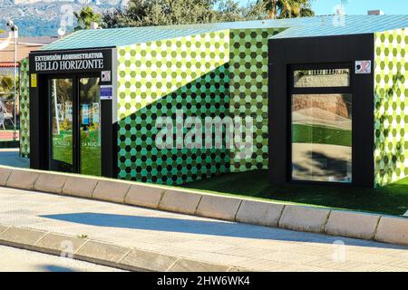 La Nucia, Alicante, Spagna- 28 novembre 2021: Estensione amministrativa dell'edificio bello Horizonte, costruito dallo studio architettonico del Crystalzoo Foto Stock