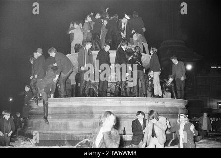 Capodanno 1967. I giovani festeggiano nelle fontane di Trafalgar Square, Londra, domenica 1st gennaio 1967. Foto Stock