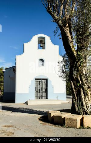 La Nucia, Alicante, Spagna- 28 novembre 2021: Facciata cappella San Vicente Ferrer in el Cautivador Foto Stock