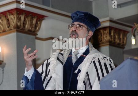 Il Rabbino capo, il Signore Gionathan Sacks, consegna un sermone dal bimah nello shul (sinagoga). Il Rabbino capo Jonathan Sacks è stato ospite d'onore per aver aggiunto le lettere finali a una nuova Sefer Torah alla sinagoga di Birmingham Hebrew Congregazione Singers Hill, domenica 15 marzo 1998. I membri della Congregazione e il Rabbino Capo hanno aggiunto una sola lettera ciascuno. Foto Stock